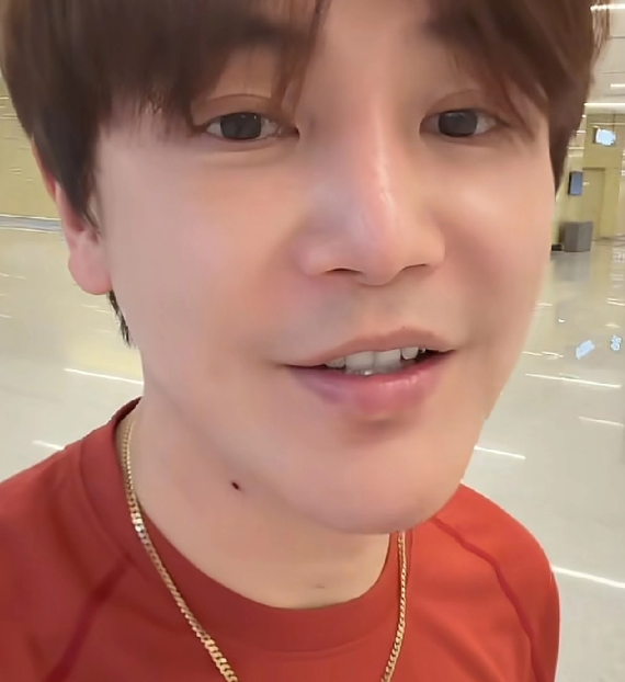 孙坚本来心情挺好的
带着家族家人的恩怨情仇，带着朋友们的情感纠纷一堆糟心事回上海