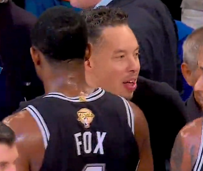 nba总决赛G3马刺客场115:113尼克斯。大比分板成1:2。
狐狸卡斯尔两个