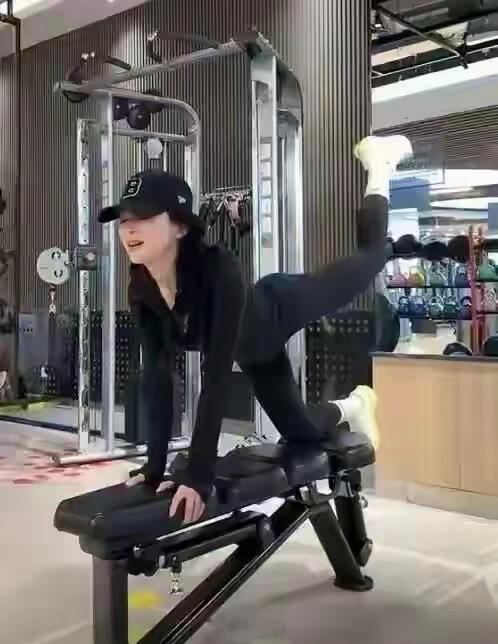 看到这组画面，大概很多人都忍不住在心里喊了一句：汪峰的快乐谁懂啊！对方站在那里，