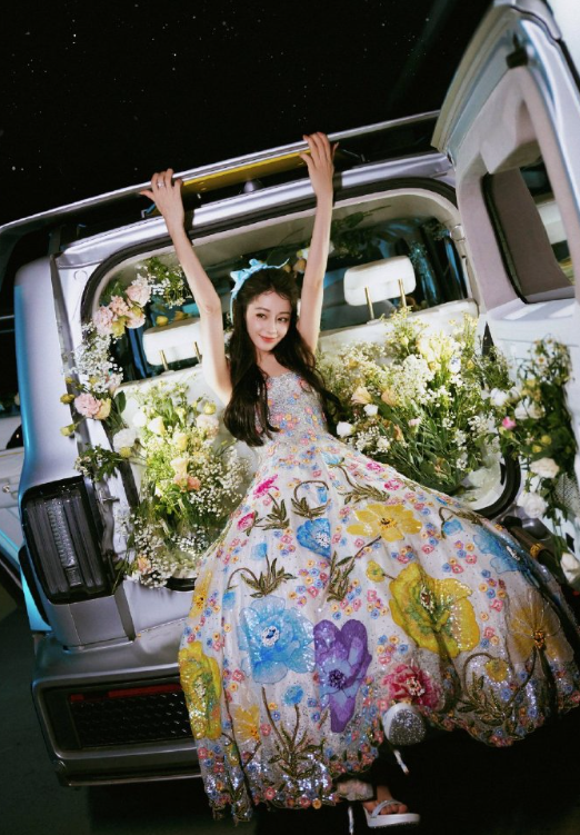 我希望你被善意和爱包围，你走的路要繁花盛开，你要人声鼎沸，你要平平安安