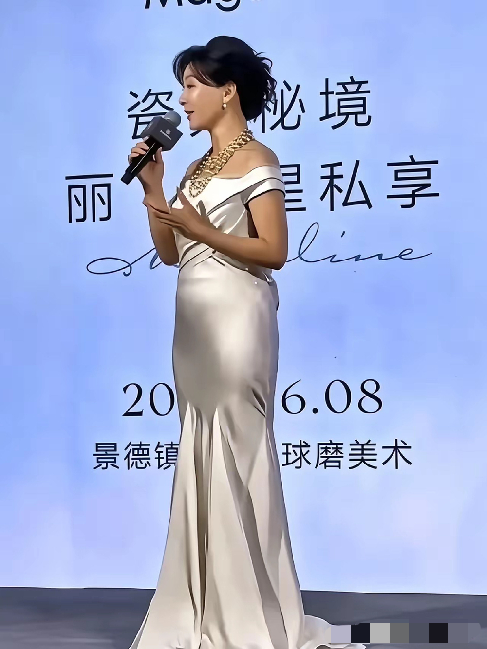 陈数这次真的翻车了！裙子没选好，把身材短板都暴露了。

曾几何时，她是公认的旗袍