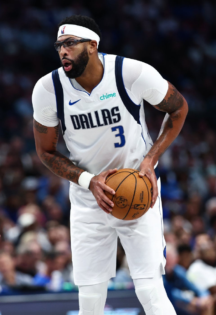 如果不是联盟补偿给独行侠一个状元签，大家还真以为独行侠是什么大善人。浓眉被送到奇