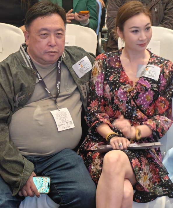 一次对两位女演员动手动脚这是习惯使然吗
文隽召集一众演员探讨AI电影的发展。彼时
