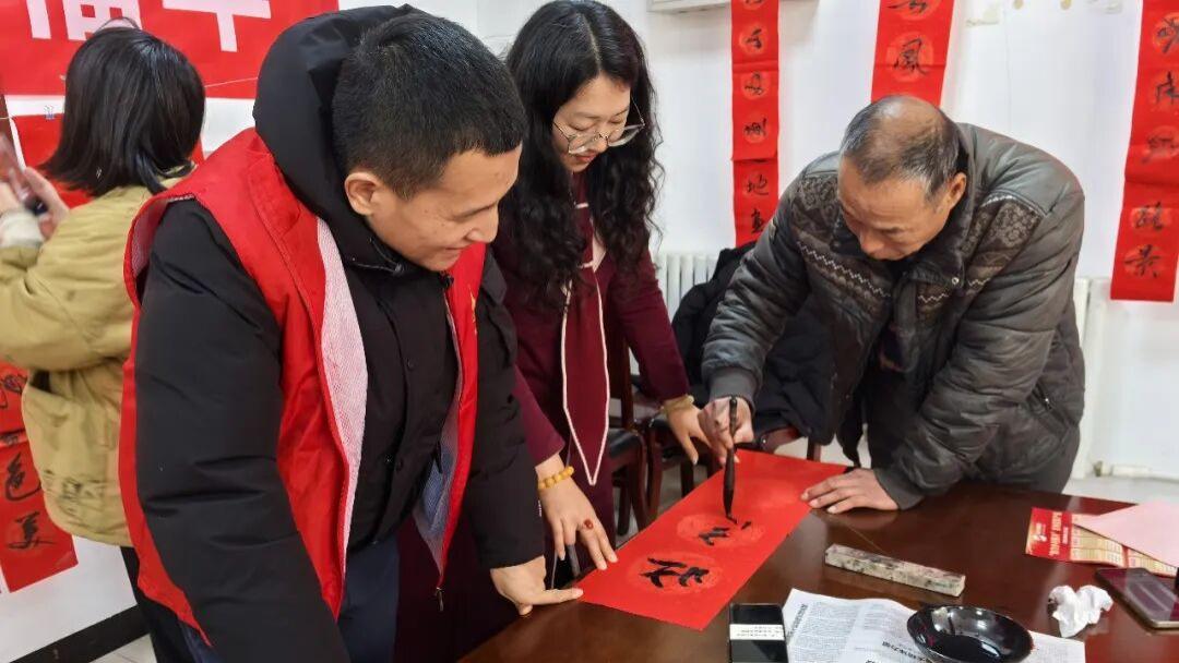 墨香迎新春 邻里共和谐