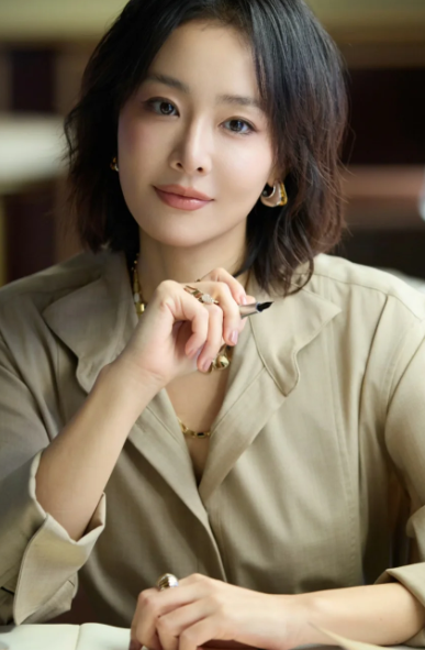 演绎大嫂的女星颇多但能以演成名的还真不多
这位算是一战成名的了，在娱乐圈默默无闻