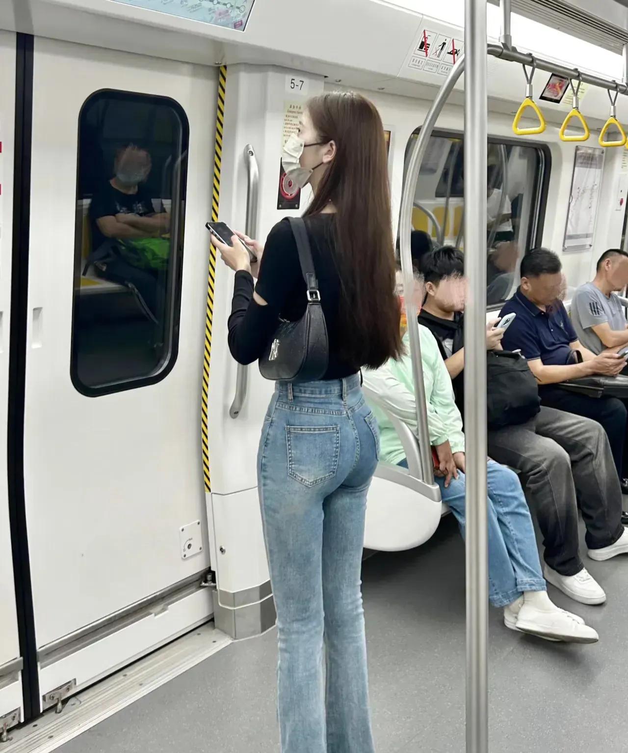 我也好久没有坐地铁了。