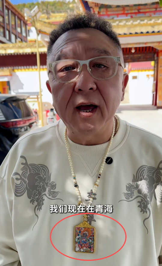 于谦，去青海的隆务寺参观，突然产生了“异感”：他发现此情此景，包括旁边的人、自己