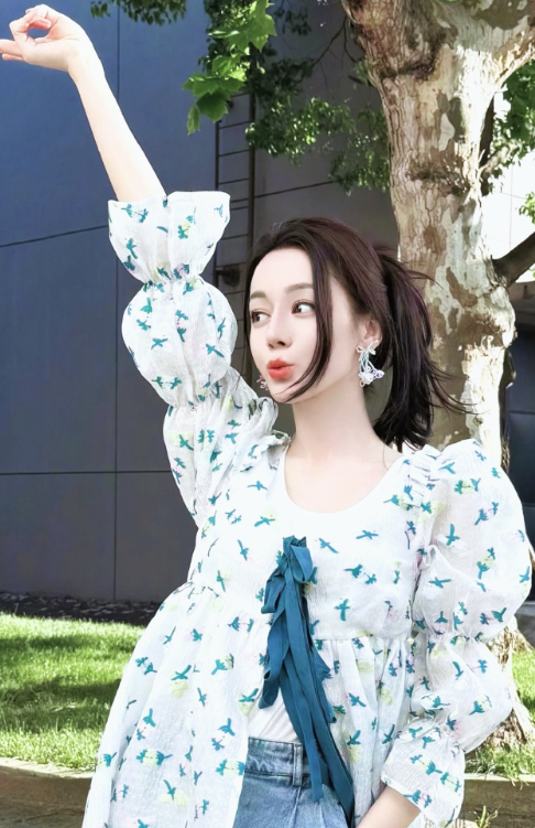 你像清晨第一缕晒透窗帘的光，让我相信崭新永远值得期待