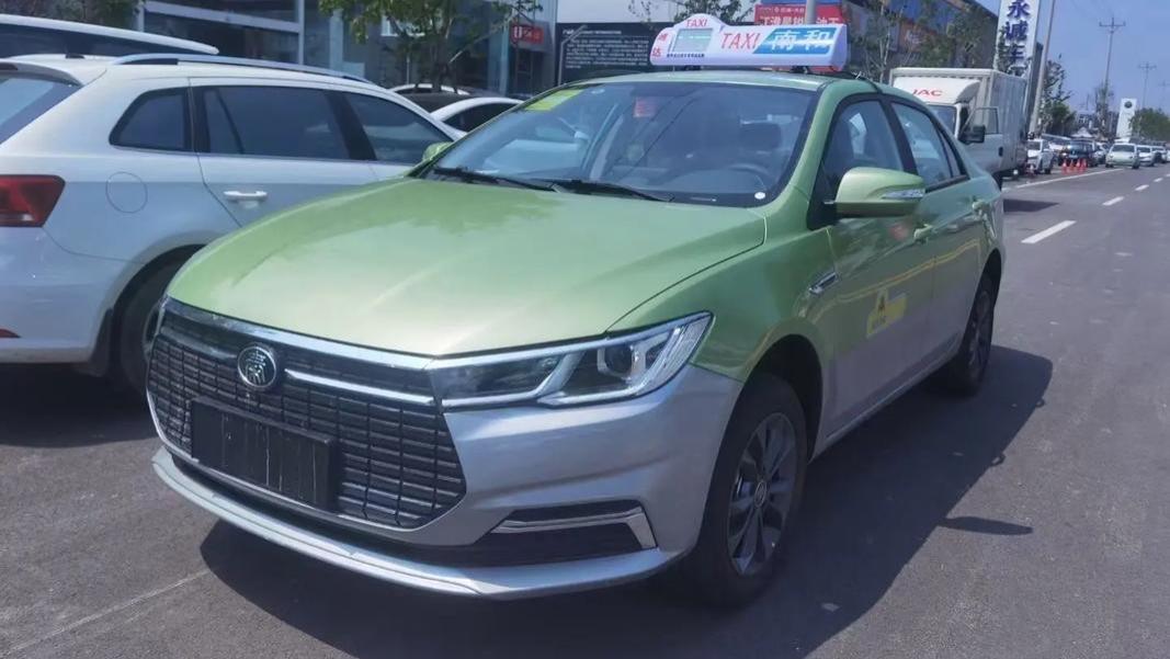 网上吵翻了：发展新能源汽车，这条路是对还是错？