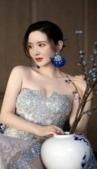 张萌的国风礼服，这身材还是很不错的！