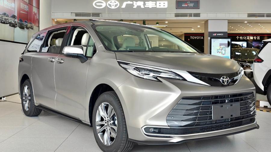 2027款丰田赛那到店，升级中控大屏+后排小桌板，权益价24.28万起