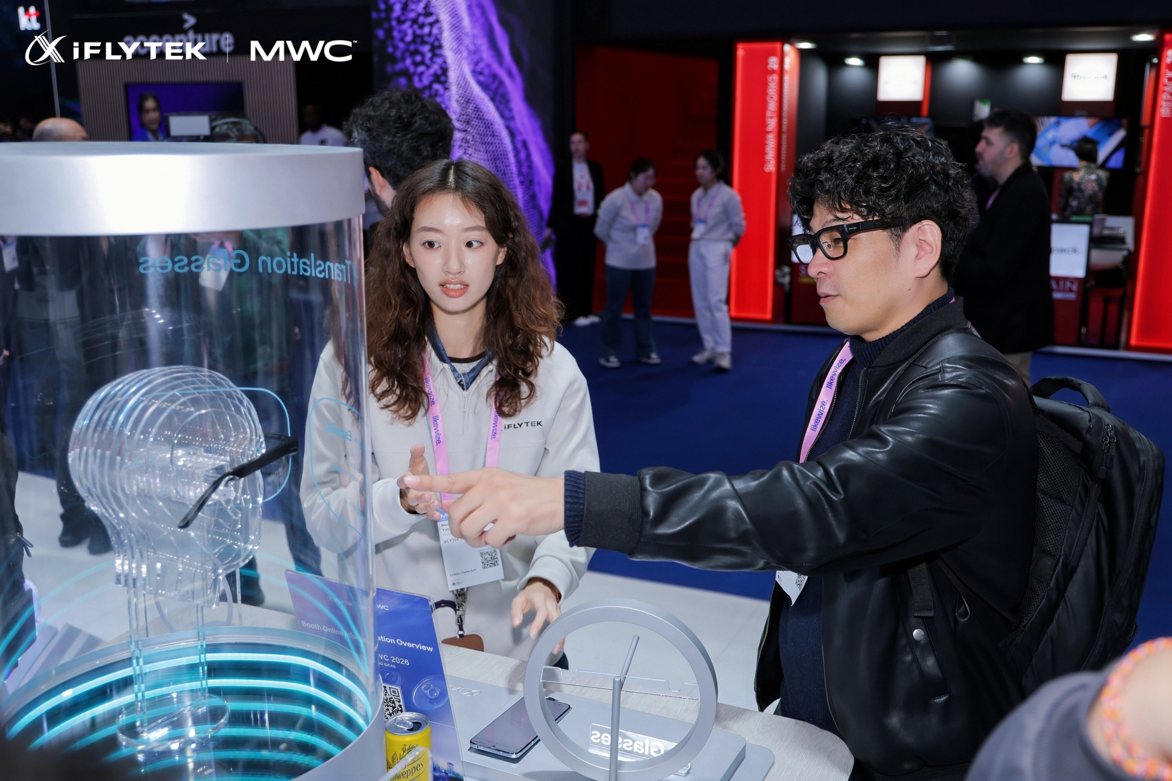 科大讯飞AI眼镜亮相MWC