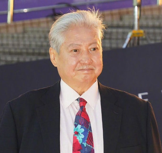 74岁洪金宝现身金像奖整个人清瘦了不少

再加上拄着拐杖出场，不少人第一反应就是