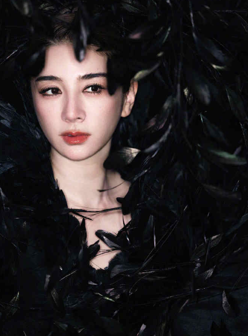 《偏偏宠爱阵容》驾驭力绝了，黄奕把夸张造型穿出高级感 ​