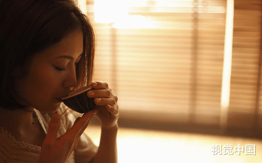 婆婆看不懂汇率，把人民币当美金挥霍让我补差价，于是我有样学样，把她真黄金变义乌沙金