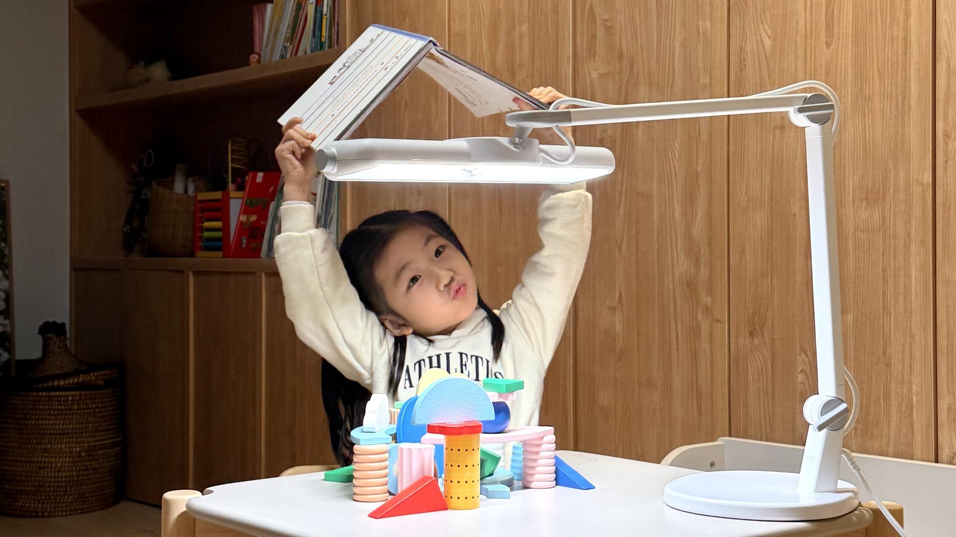 均匀光线，守护孩子的明亮视界——关于护眼灯，你需要知道的真相