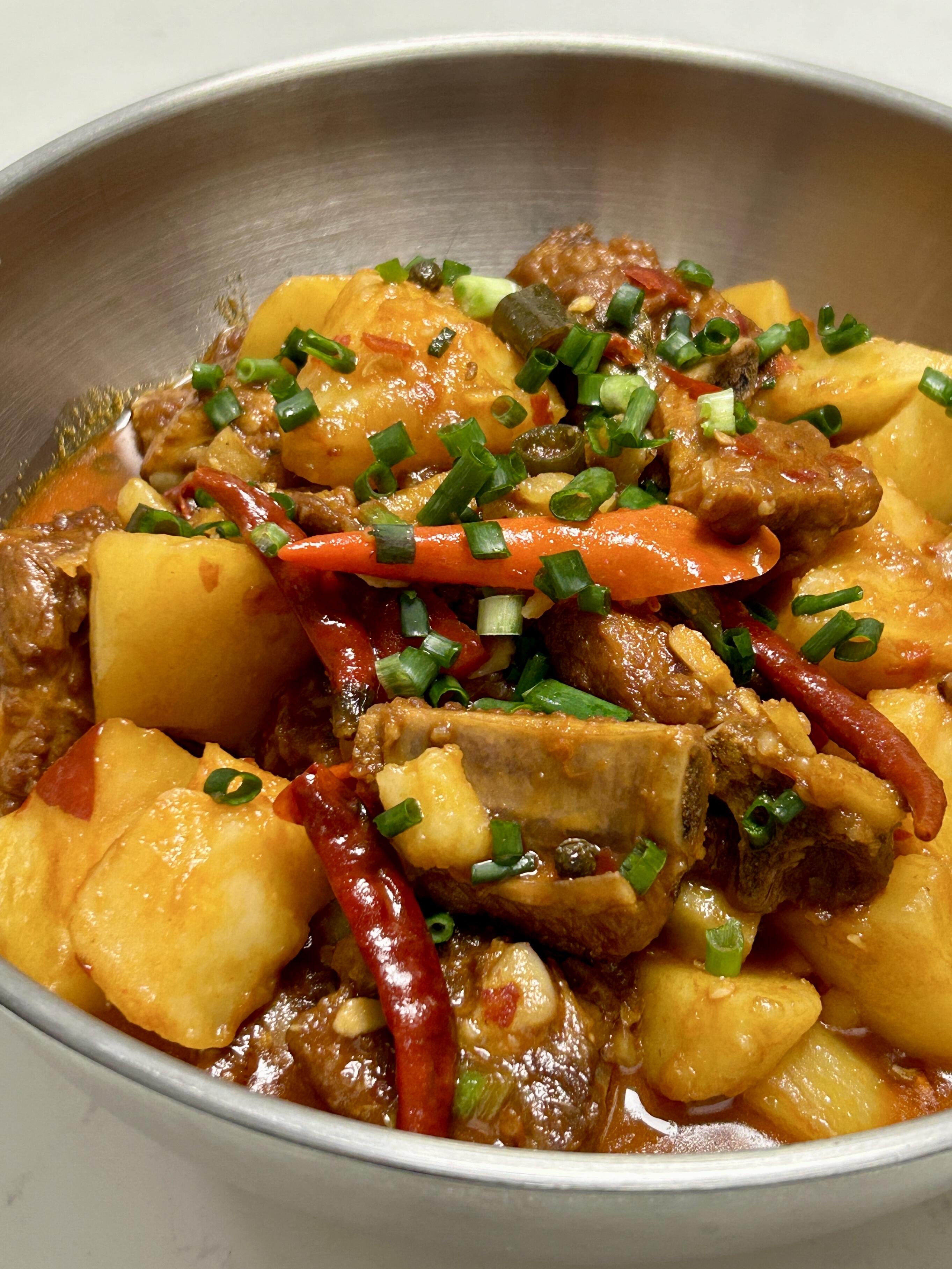 巨下饭排骨烧土豆✨软烂脱骨，土豆比肉还香
姐妹们，真心推荐你们试试这道排骨烧土豆