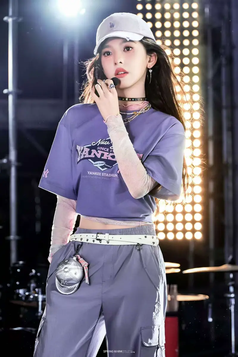 章若楠露腰穿搭舞台持麦气场全开 表现力超绝似活力爱豆