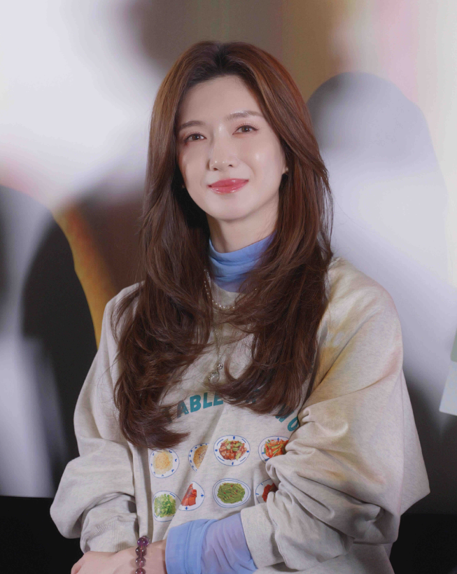 江疏影状态超好呀
很喜欢这次的穿搭，用浅紫色的薄纱打底衫，叠搭一件宽松的男友风T