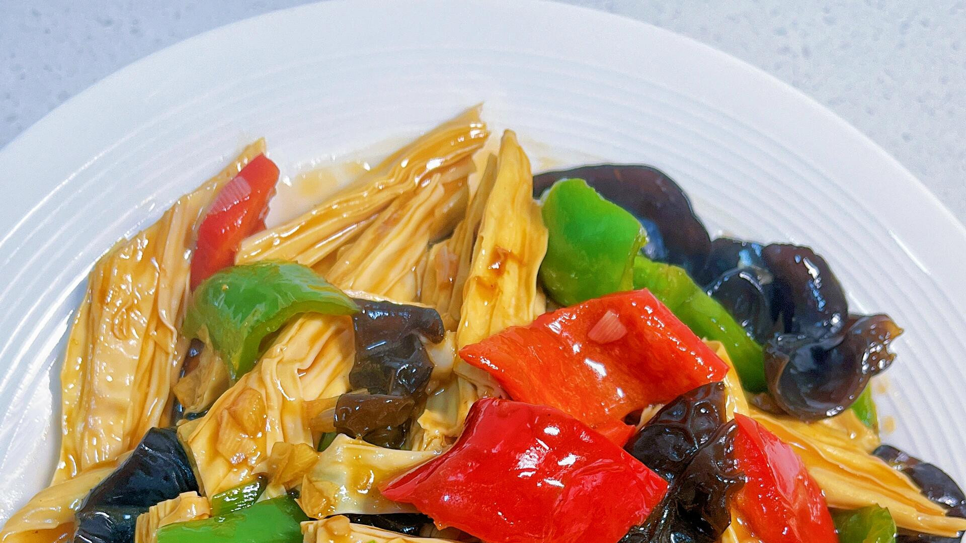 吸饱酱汁的快乐，红烧腐竹一学就会