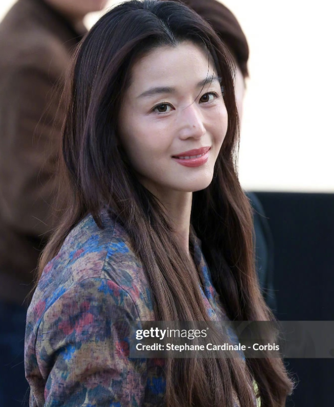 全智贤现身LV活动
自从她在电视中角色里面阴阳中国后，现在看到她已经不觉得她是女