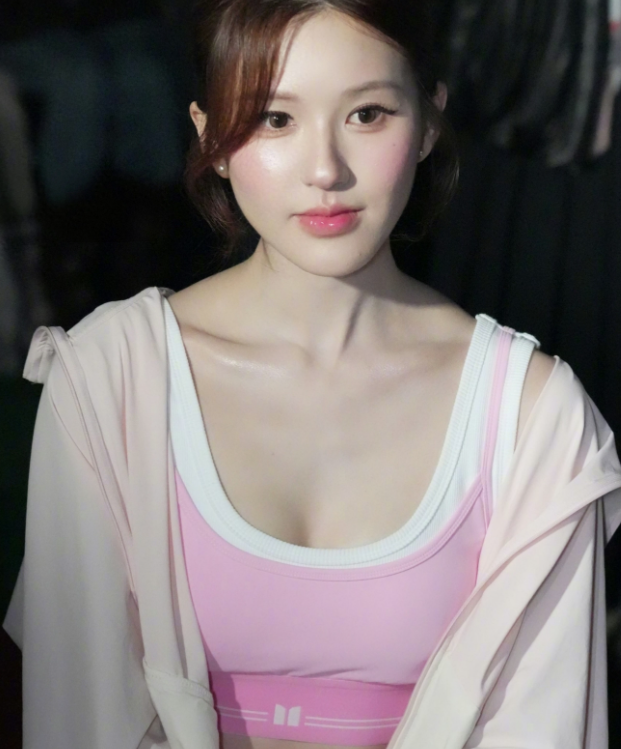 赵露思亮相上海时装周
美貌与实力双在线，秀场从容绽放！