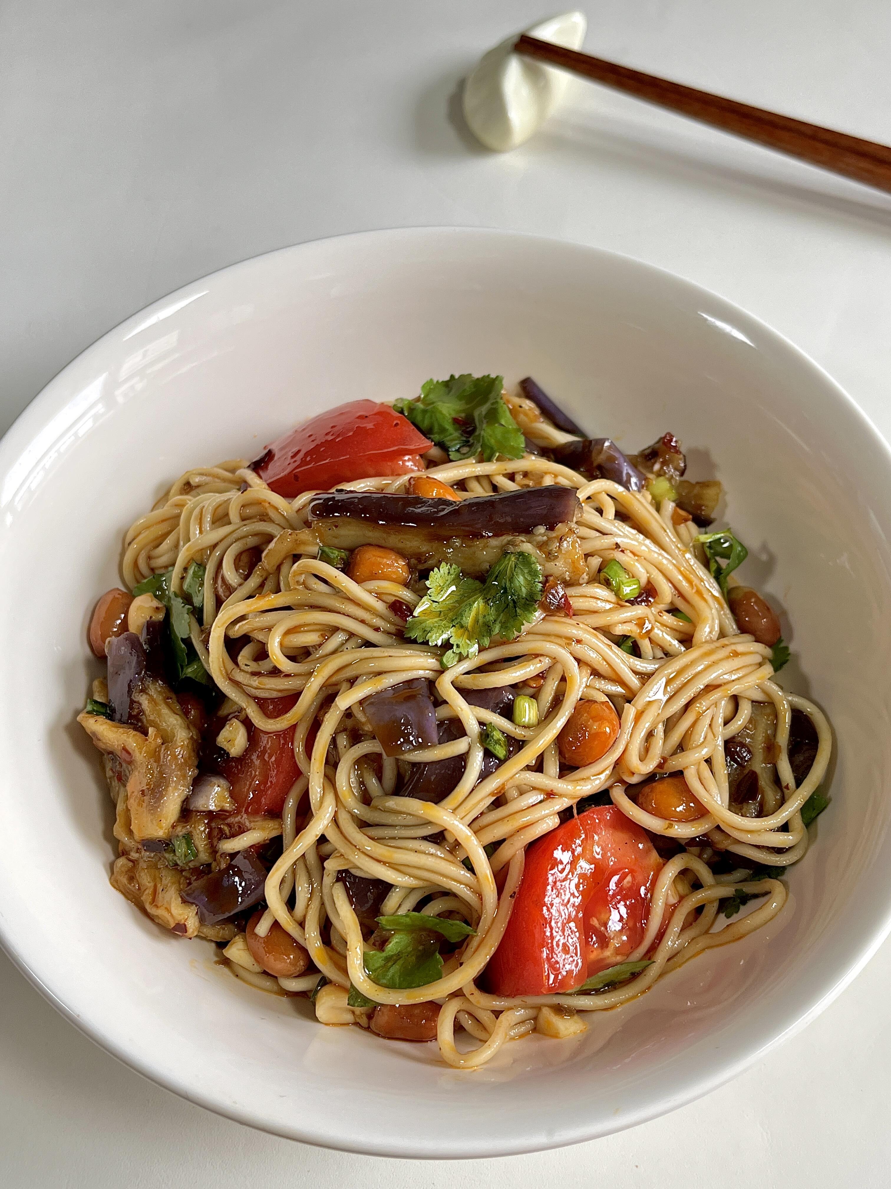 天气闷热胃口不好，不知道吃什么的时候，一定要试试这款番茄茄子拌面🍆
筋道爽滑的