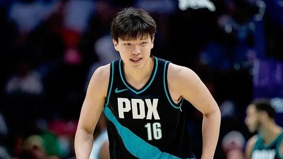 16顺位杨瀚森场均2.2分，同届中锋全爆发，他的NBA之路还能走多远