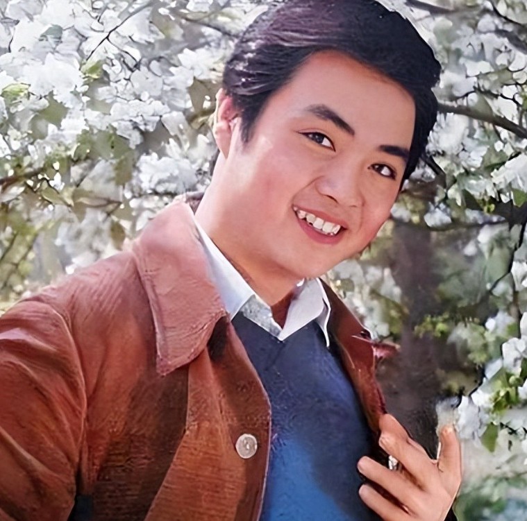 72岁毛永明移居美国住豪宅，身体发福认不出。
 
离婚，演艺回不去没位置，经商失