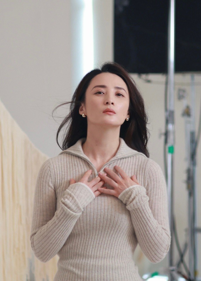 蒋勤勤毛衣写真，眼波流转，温柔不只一点点