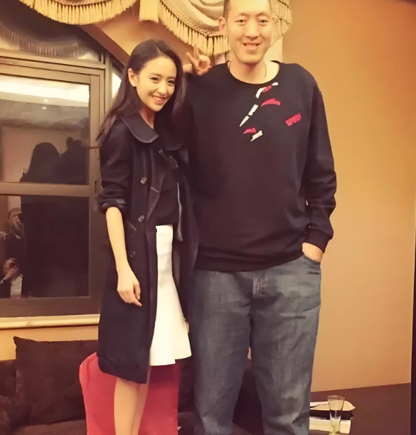 佟丽娅光脚踩在椅子上
踮起脚尖，也才到孙明明的肩膀处。
佟丽娅出生在新疆伊犁，一