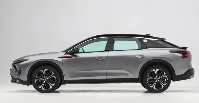 新雪铁龙凡尔赛C5X上市，新增后三角窗流光镂空丝印14.17万起
首先来看新车的