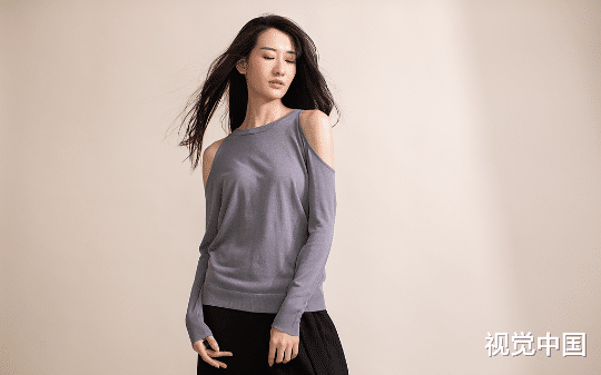 死后附身鹦鹉，看未婚夫向杀我的继妹求婚。听到他编造深情故事，我开口骂了句人话。