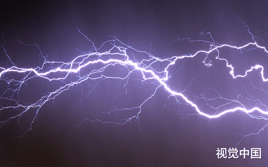 我飞升失败了，九九雷劫劈歪了，把一个路过的书生劈成了渣。