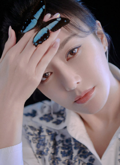 秦岚印花白裙优雅写真图片