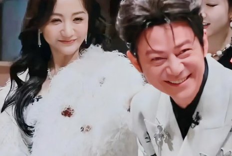 何炅冲上热搜
网友:何老师也有脸红的时候吗？来看看到底怎么回事。
最新一期综艺节