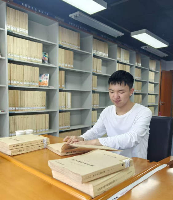 他曾经在无尽的黑暗中摸索，如今却在知识的顶峰点亮了属于自己的光。近日，2026年