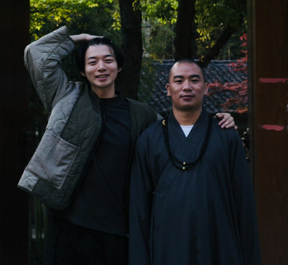 霍尊晒出一组近照
并且配文“回家了”
其中一张他与僧人的合影十分引人注意。
左侧