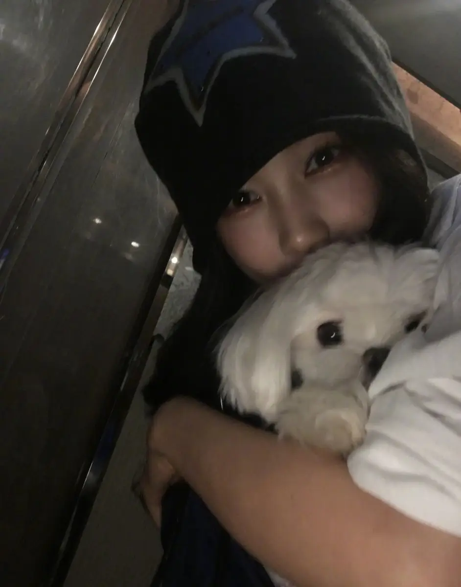 李一桐穿白色卫衣俏皮可爱 背着小狗出门自在随性