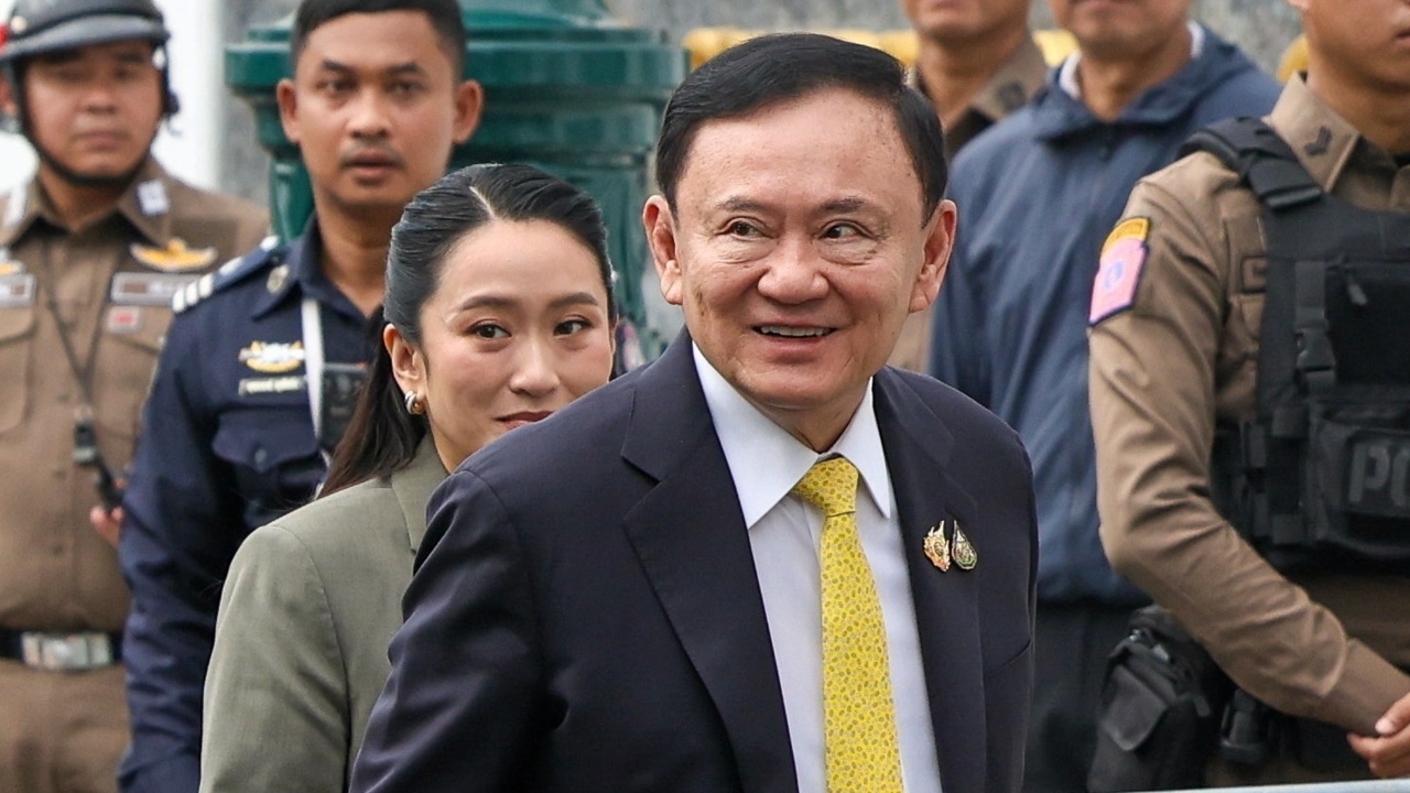 泰国前总理他信获准假释，红衣人群现场齐聚迎接。