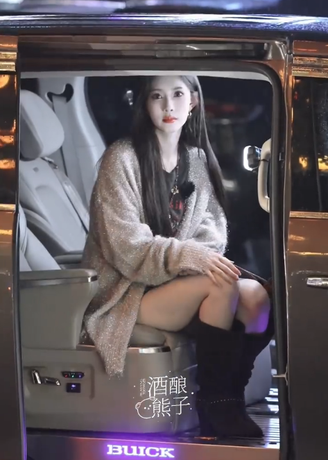 孟子义就那么稳稳坐在车上，等着李昀锐给她打伞。他俩一起“下班”，遇到下雨，孟姐在