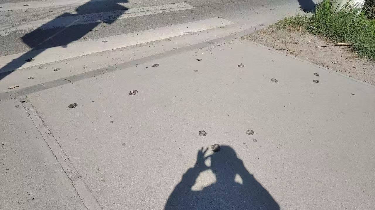 塞瓦斯托波尔，发生了一起无人机袭击，一名男子在车内丧生。

记者在现场看到乌军用