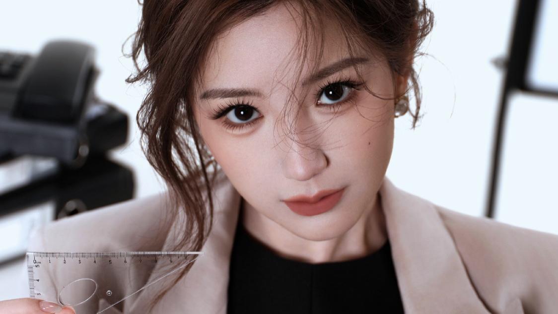 毛晓彤西装百褶裙定格那一刻，职场干练里偷偷探出少女心