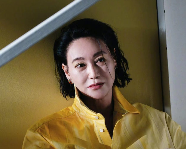 英皇金牌经纪人霍汶希
在社交平台高调发文，字里行间都难掩兴奋的赞誉之情，这到底是