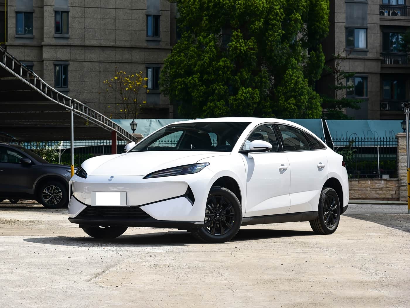 比亚迪全新子品牌首款车型上市！售价9.58万起，定位中型纯电