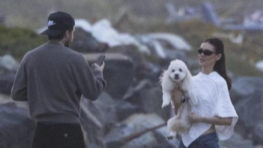 布鲁克林发长文后首现身！穿着拖鞋在海滩上散步，还给妮可拉拍照