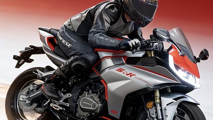 新手闭眼入本田，老炮死守张雪：3万级仿赛正在撕裂骑行圈层