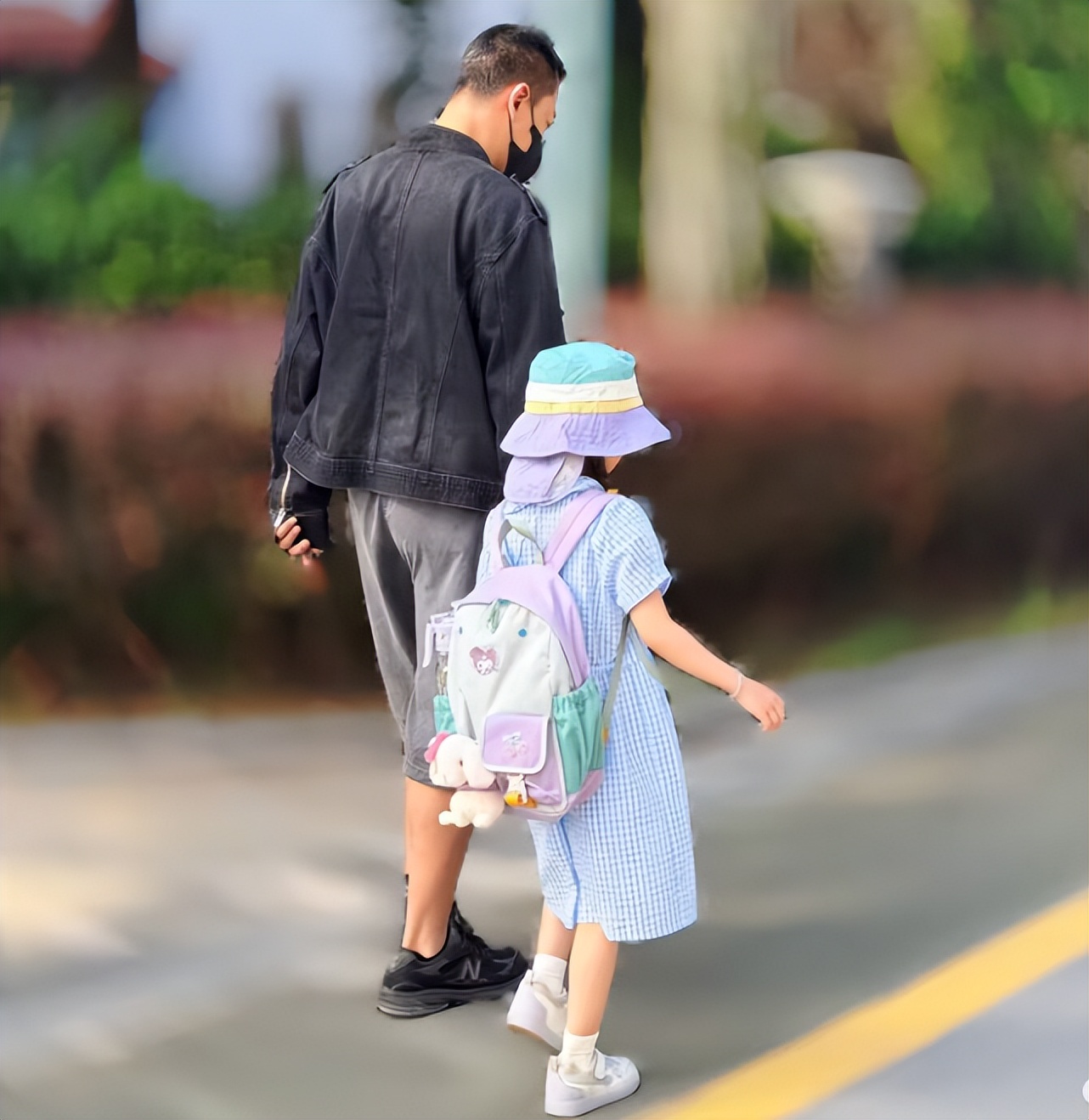 林峯牵手女儿小学报名，6岁格格背小书包超可爱，读上海国际学校