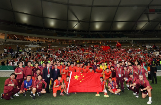 获悉，中国足协秘书长袁永清带队赴机场迎接今日归来的U23国足。

中国U23男足