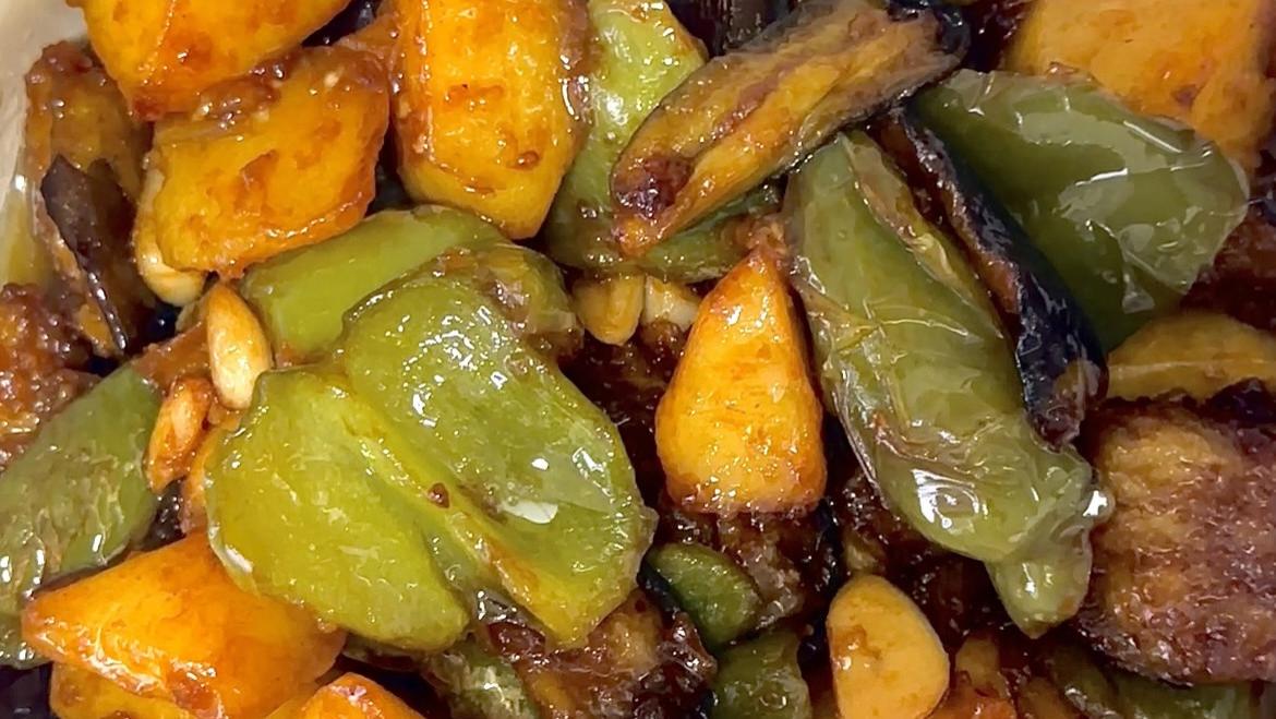 素菜界的“硬菜”之王！一锅炖出东北人的豪爽，地三鲜香到舔盘